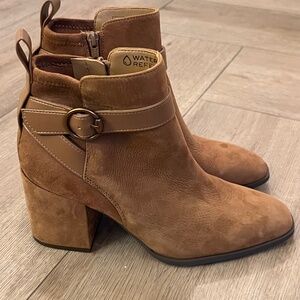 🤎 Vionic “Tenley” Ankle Boots – Toffee – Women’s Size 9